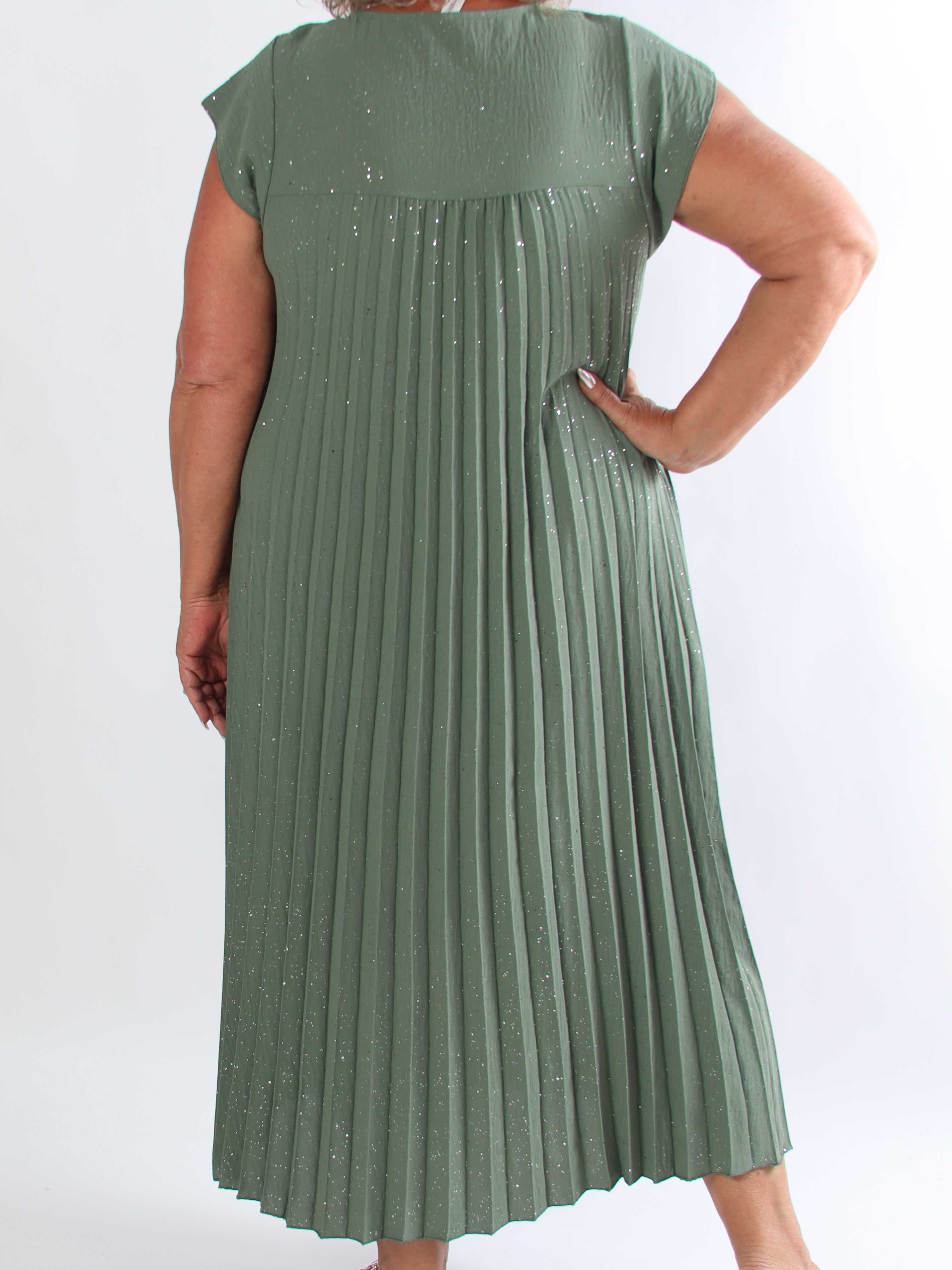 Nancy Glitter - Lang plus size kjole med plisseringer og lommer